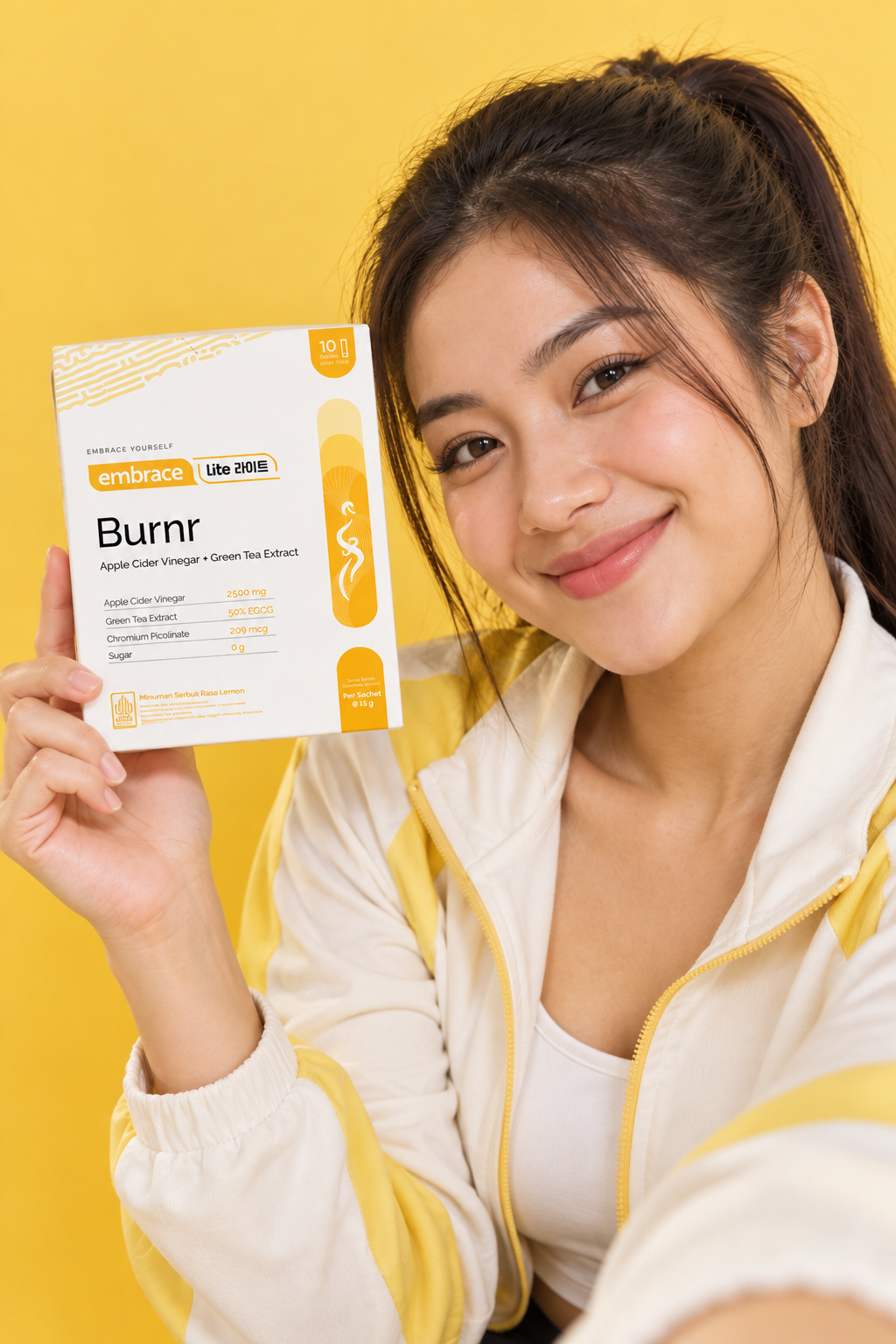 Model memegang kemasan Embrace Lite Burnr